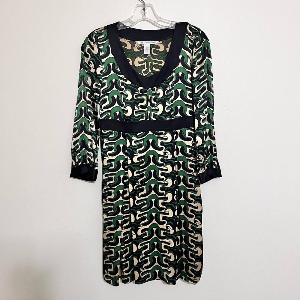 EUC Diane von Furstenberg Green and Black Patterned Silk Steffi Dress size 6